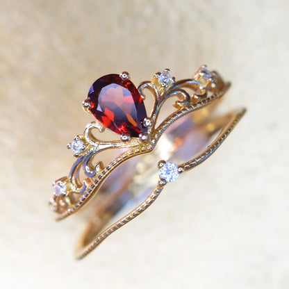 Drop-shaped garnet gold ring in crown design