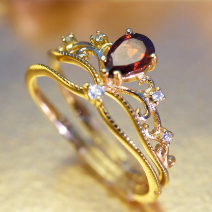 Drop-shaped garnet gold ring in crown design