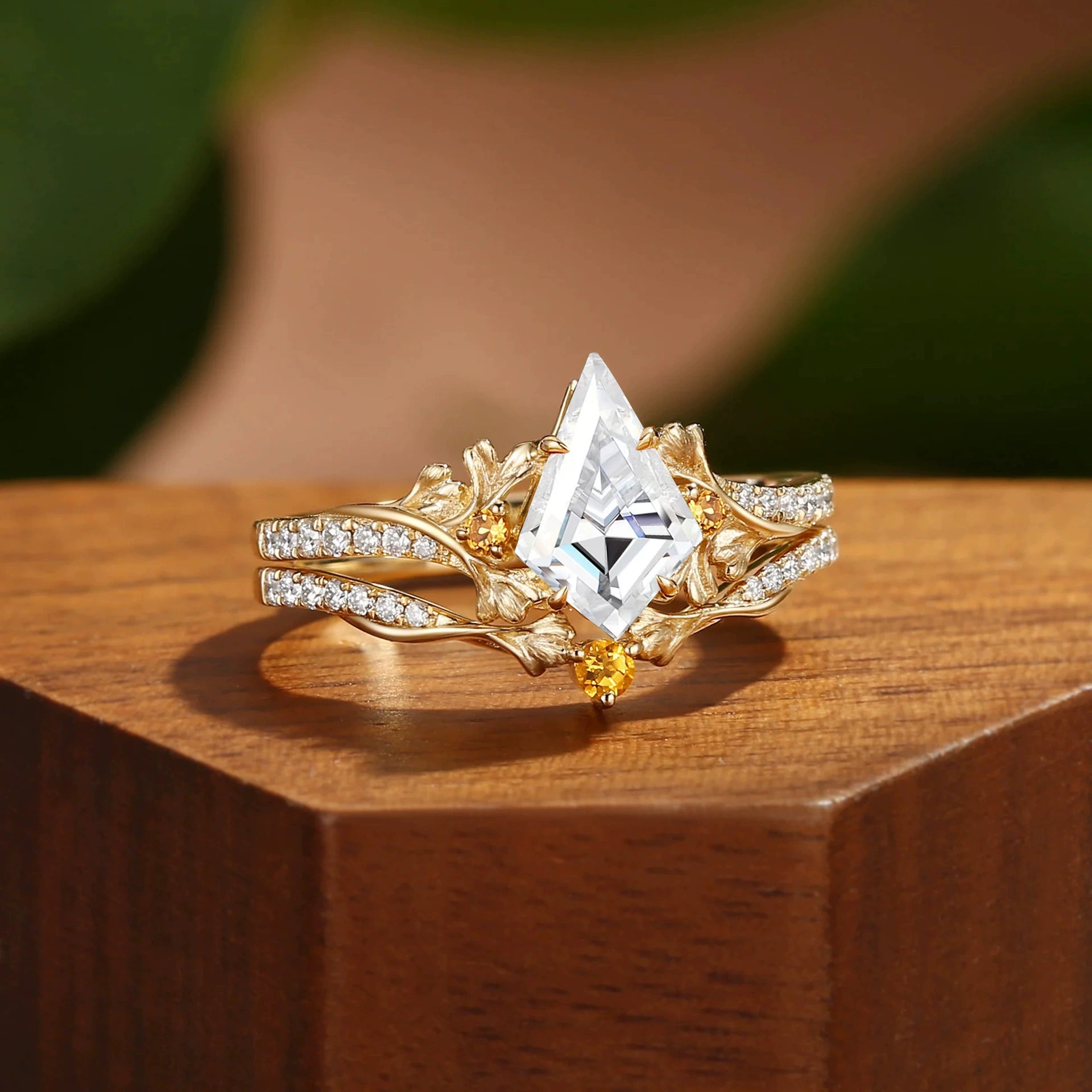 STAR WISH kite moissanite ring set detail view
