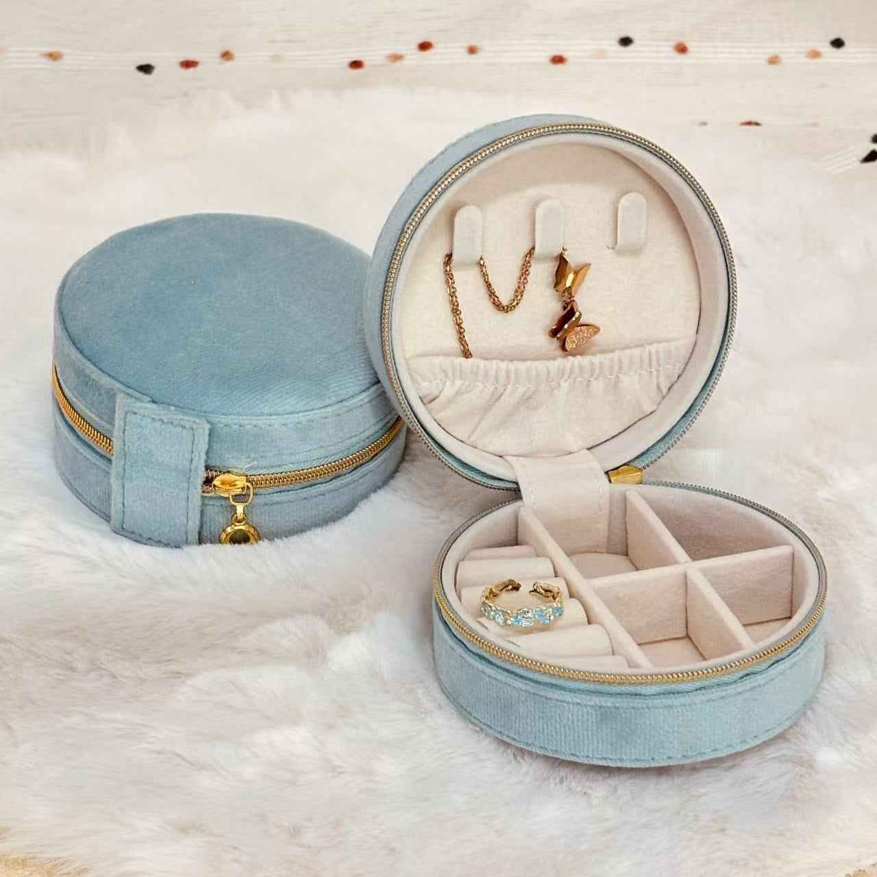 Round velvet travel jewelry case as a gift idea