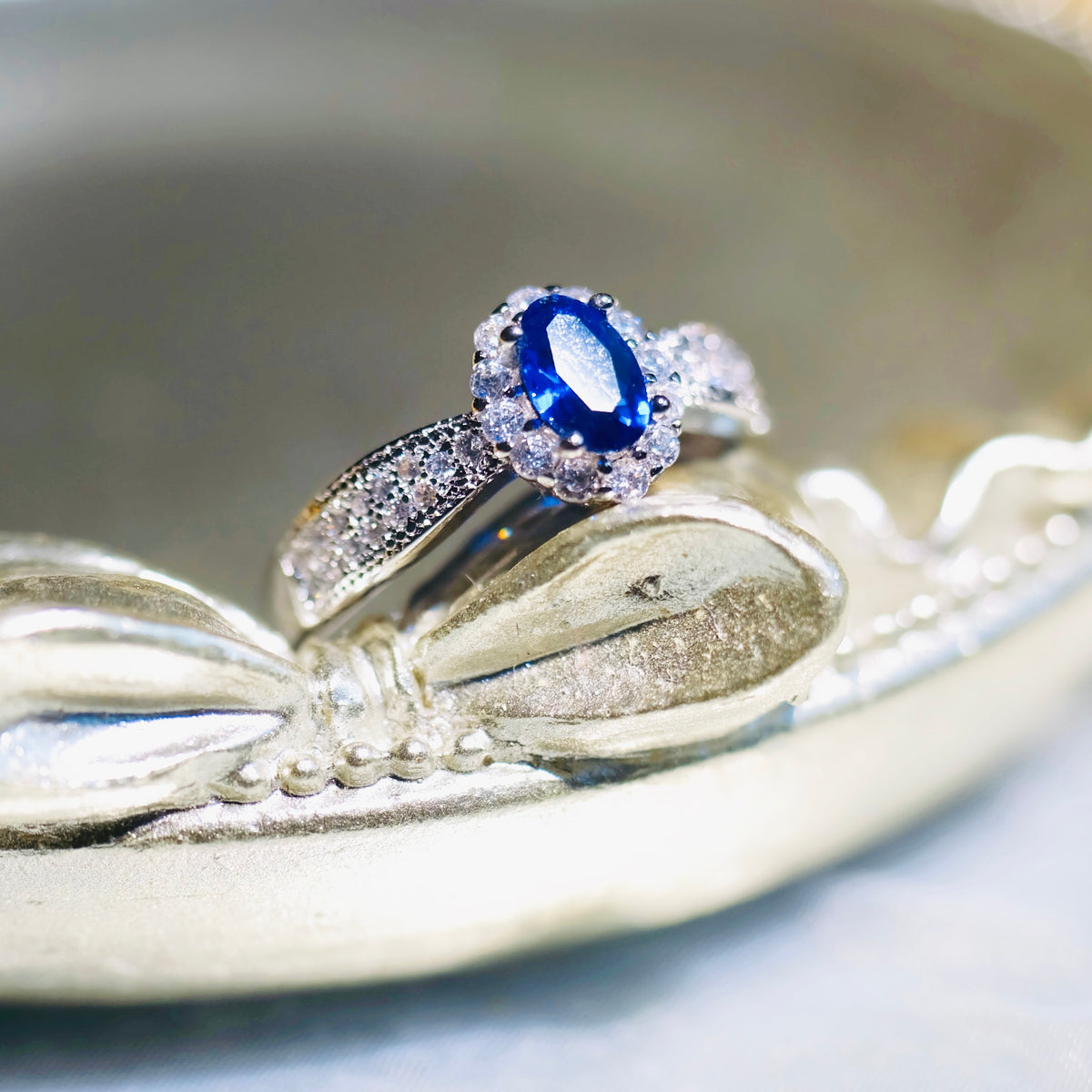 Side view of STAR WISH oval sapphire adjustable ring